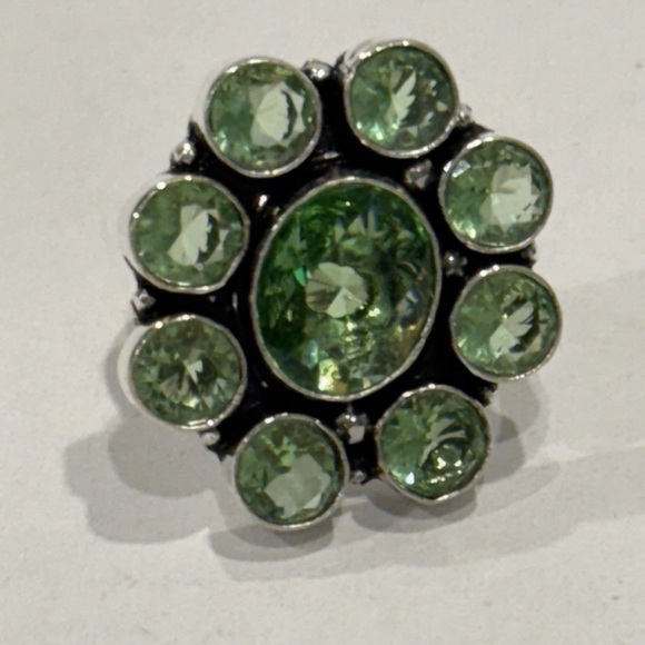 🆕 Elegant Natural Peridot Gemstone Ring in Sterling Silver Size 7 🆕 - Picture 2 of 9